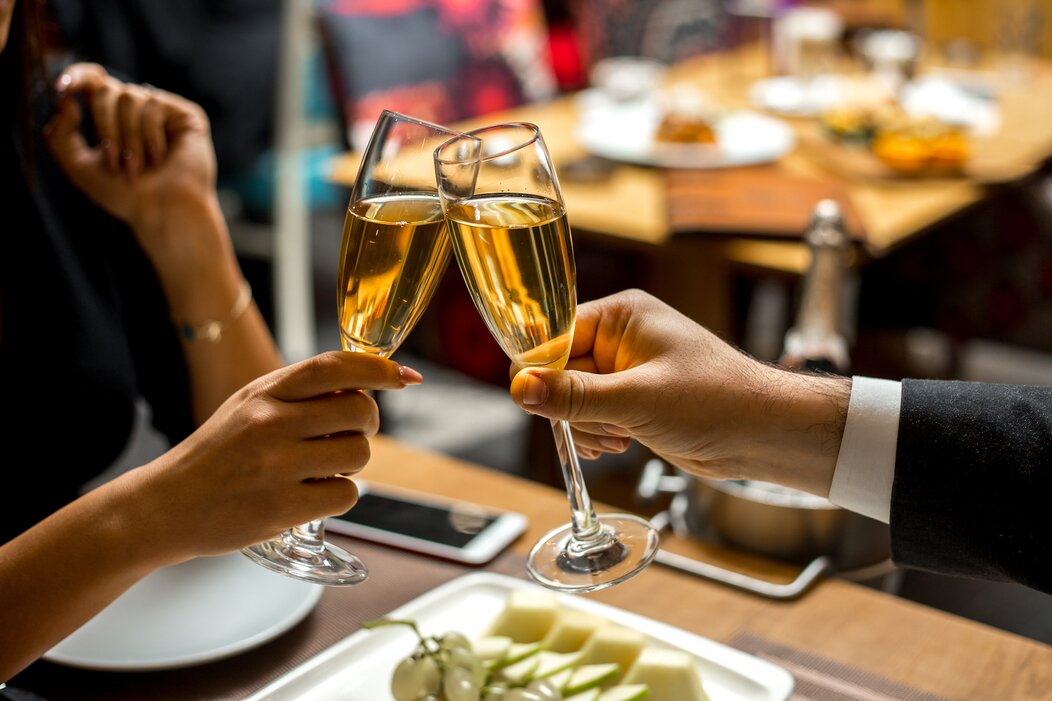 Photo de deux coupes de Champagne