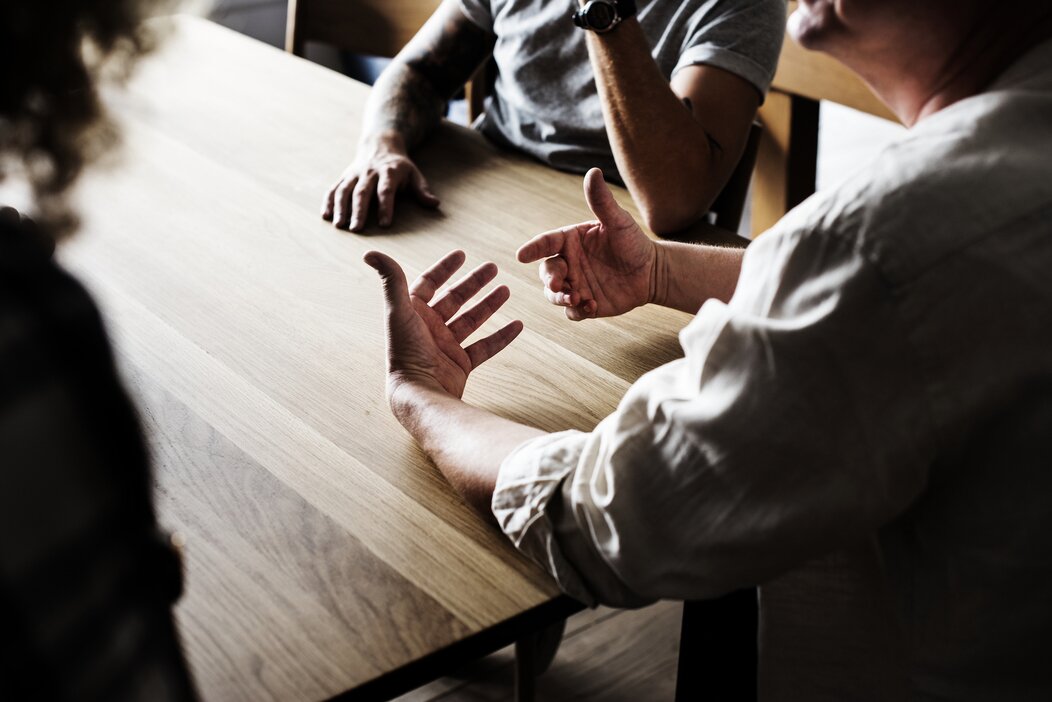 Photo représentant une discussion entre plusieurs personnes