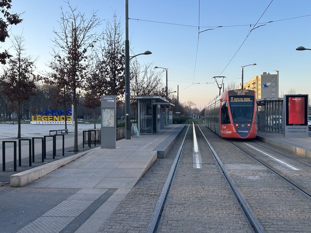 Photo d'un arrêt de tramway à Reims