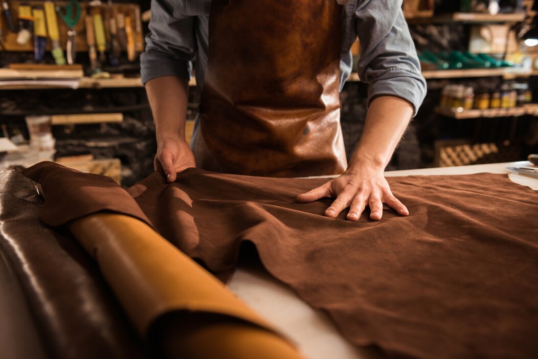 Cordonnier travaillant du textile en cuir