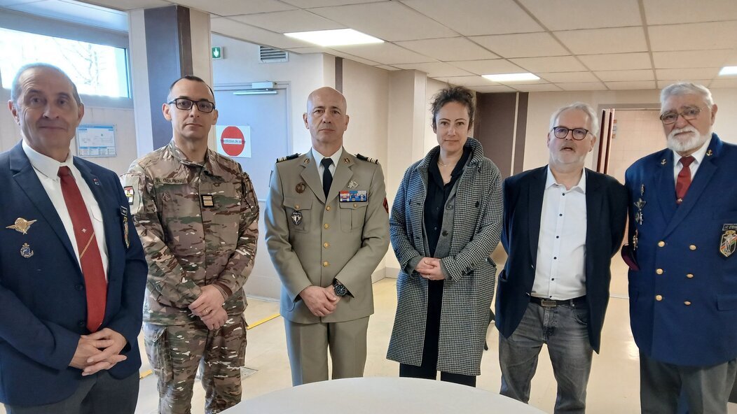 Photo des représentants de l'éducation nationale et de l'armée