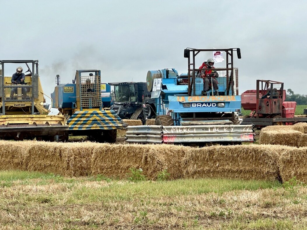 Photo des moissonneuses customisées pour la course