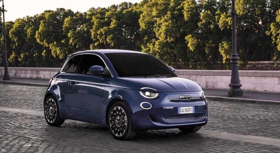 Sur la 2e marche du podium 2021, on retrouve la nouvelle Fiat 500 100% électrique.