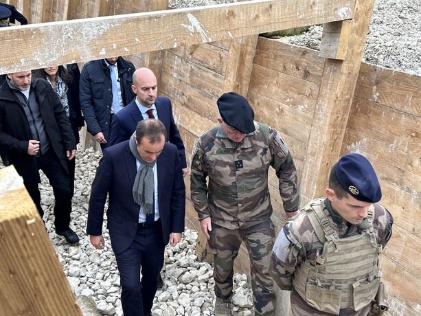 Photo de Sébastien Lecornu et Jean-Noël Barrot visitant les tranchées