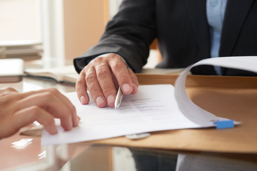 Photo de deux personnes signant un contrat