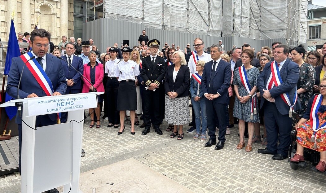 Photo du rassemblement sur le perron de la mairie