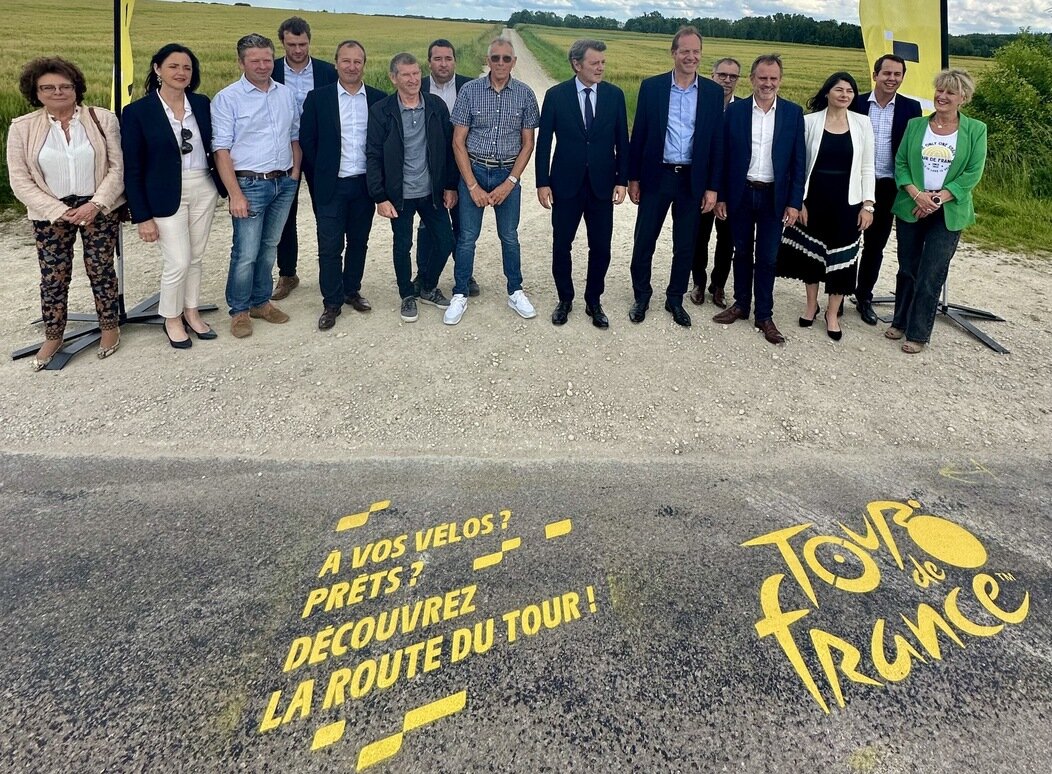 Photo de François Baroin et Christian Prudhomme et les frères Simon