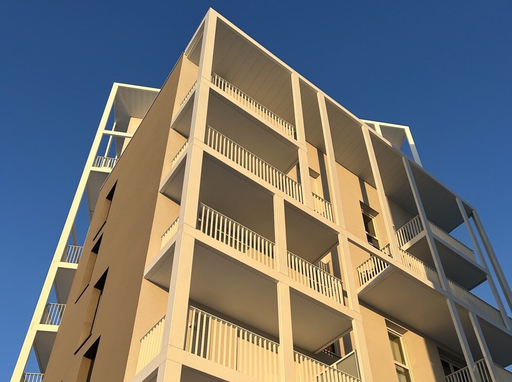 Photo d'un immeuble composé de logements avec balcons