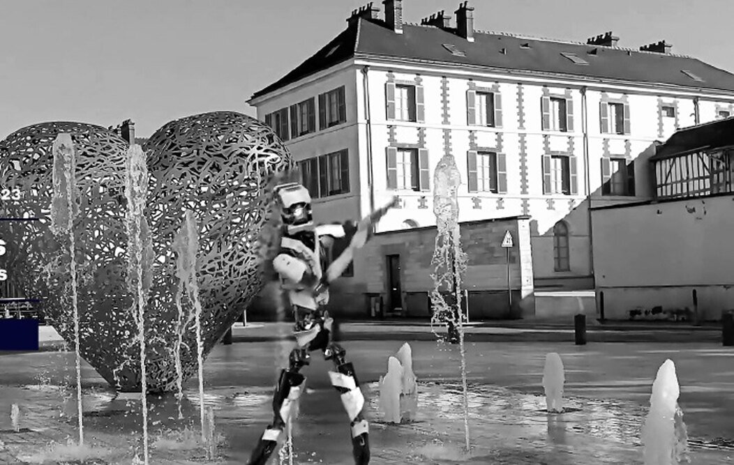 Photo du robot dansant autour du « Coeur de Troyes »