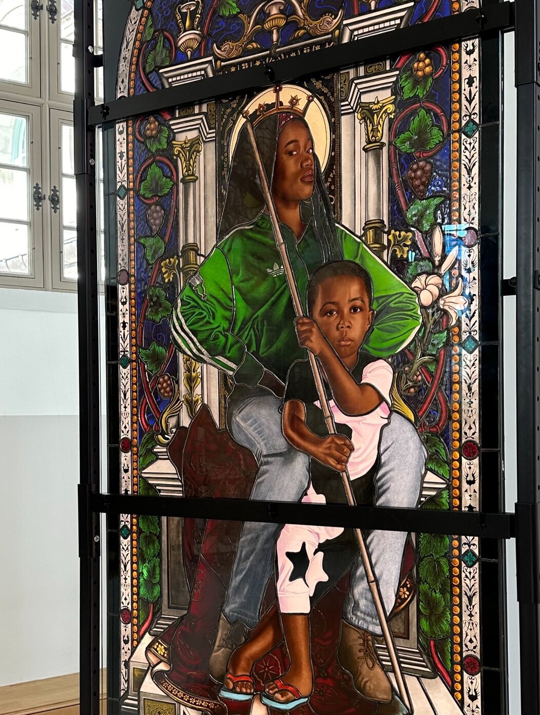 Photo du vitrail réalisé par Kehinde Wiley