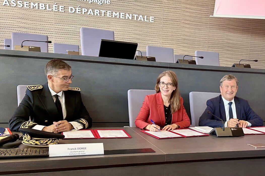 Photo de la Signature du pack au conseil départemental