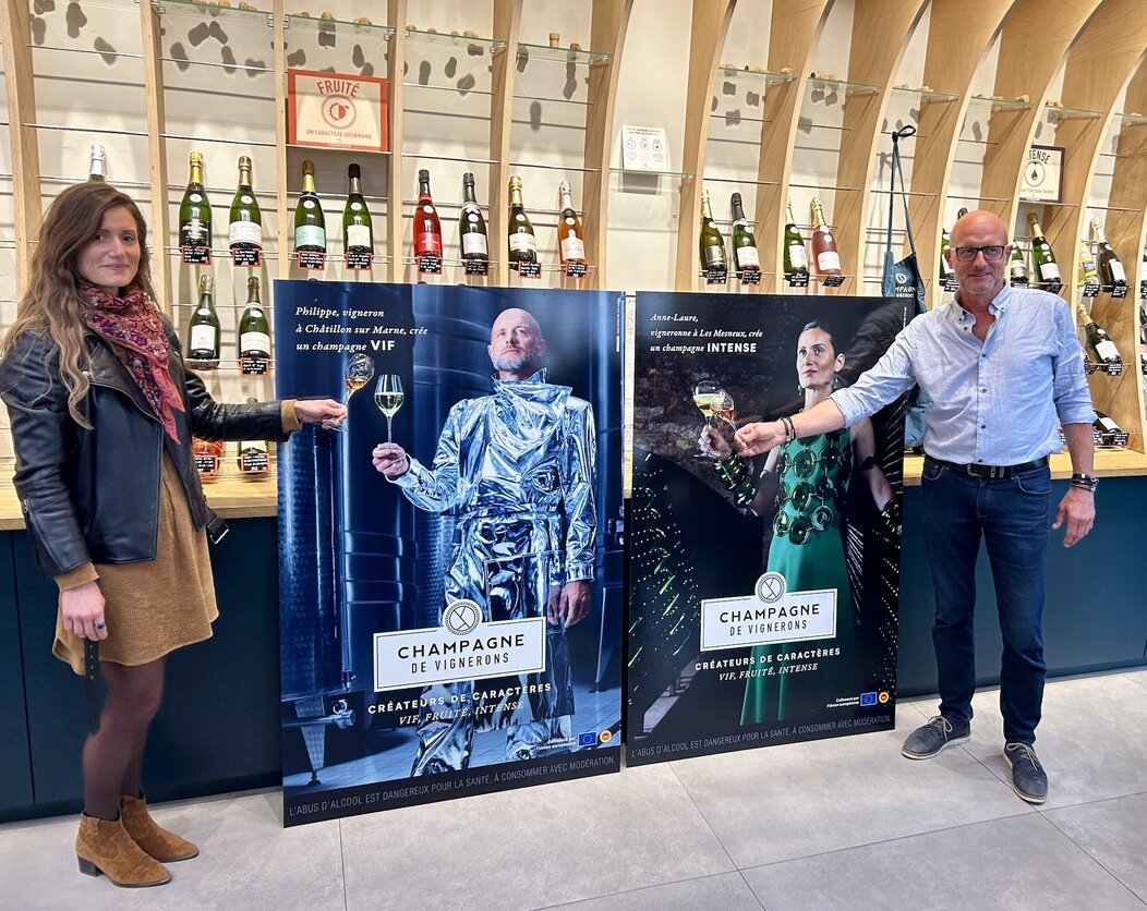 Photo des deux des trois vignerons posant pour la nouvelle campagne du Champagne de vignerons