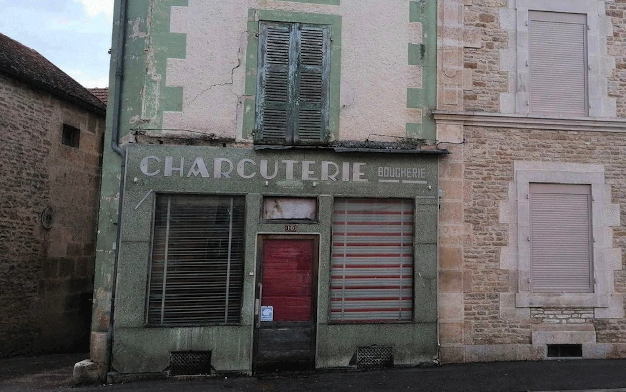 Photo d'une ancienne charcuterie fermée