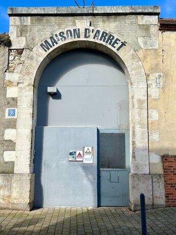 Photo de la porte principale de la prison