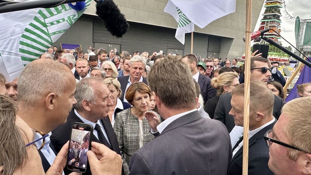 Photo de François Bayrou, Annie Genevard, Arnaud Rousseau et Hervé Lapie
