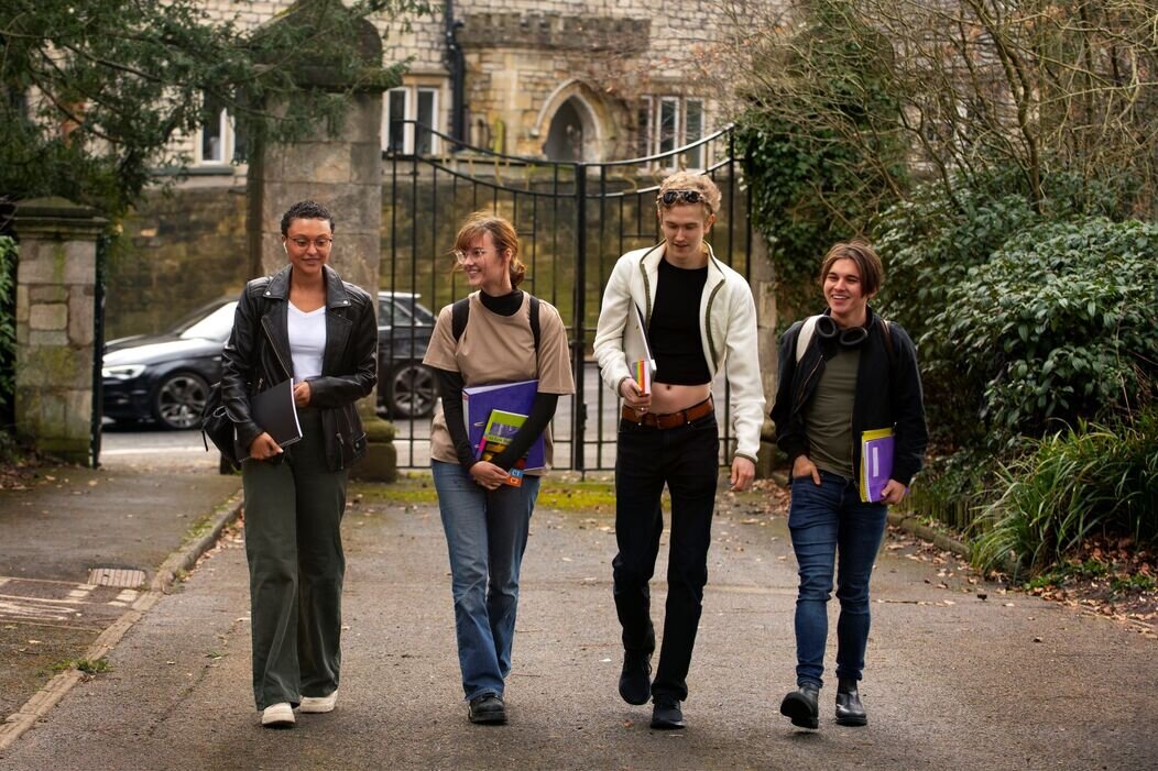 Photo d'étudiants marchant dehors