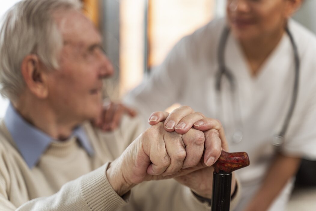 Photo d'un senior avec un docteur