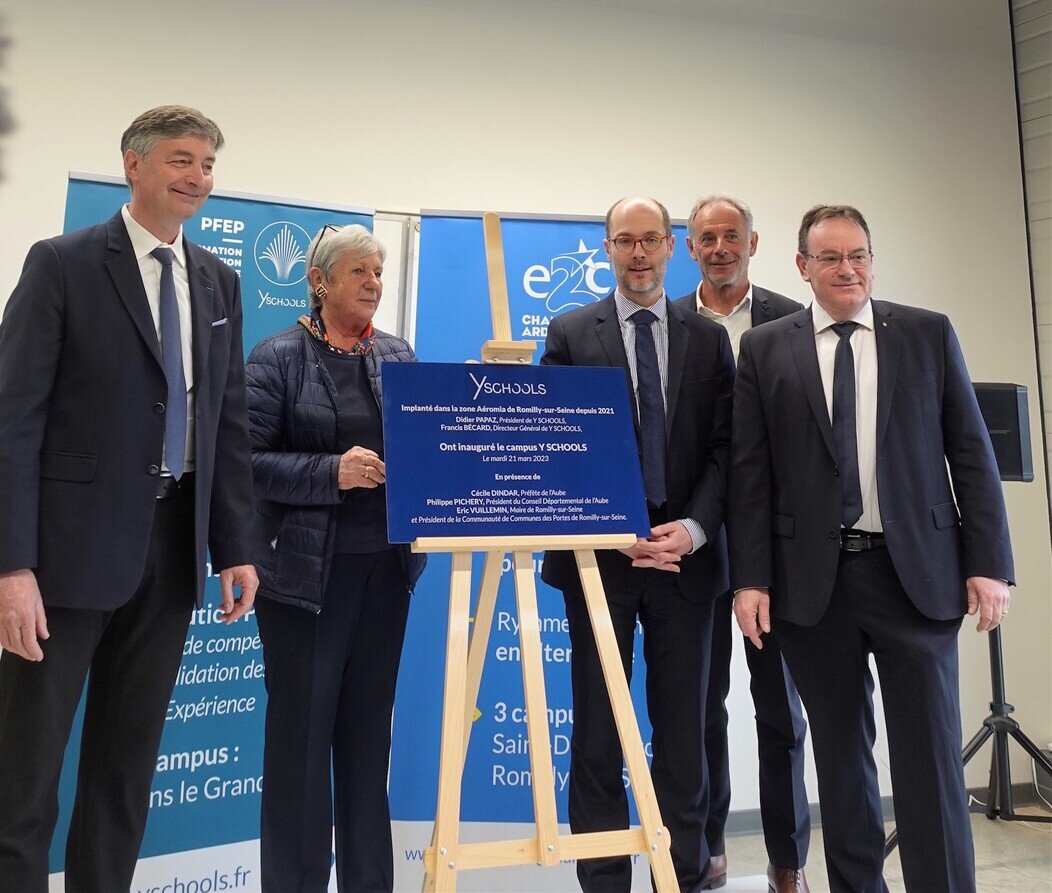 Photo de Didier Papaz, président de Y Schools, Marie-Thérèse Lucas, maire-adjointe à Romilly, Mathieu Orsi, secrétaire général de la préfecture de l'Aube, Francis Bécard, directeur général de Y Schools et Jérôme Bonnefoi