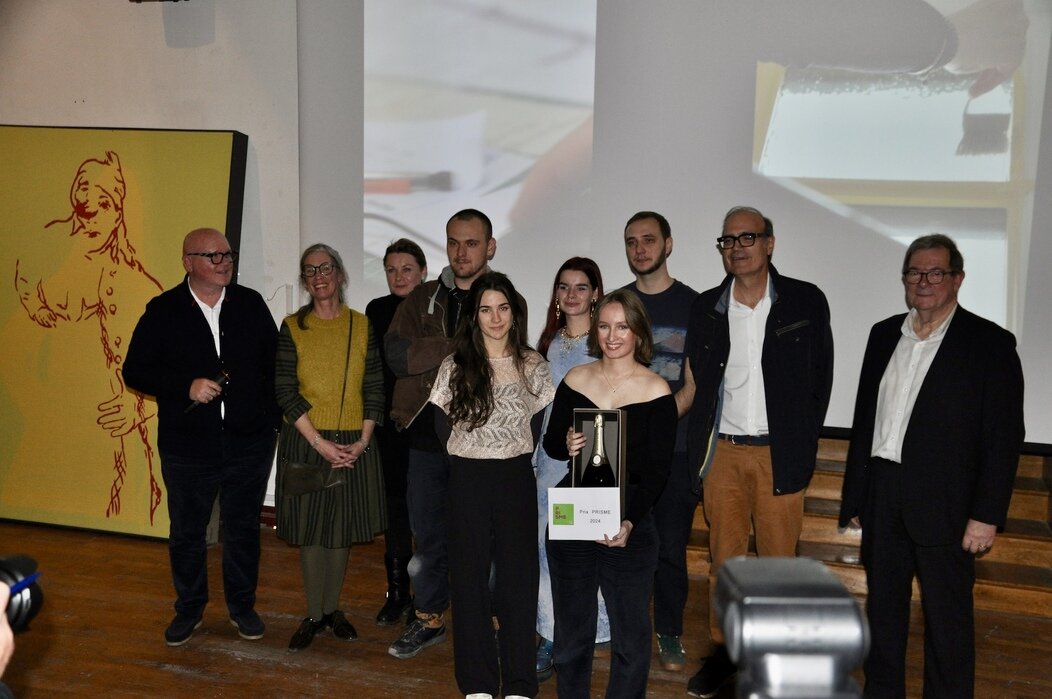 Photo de la lauréate entourée des autres candidats et des membres du jury PRISME