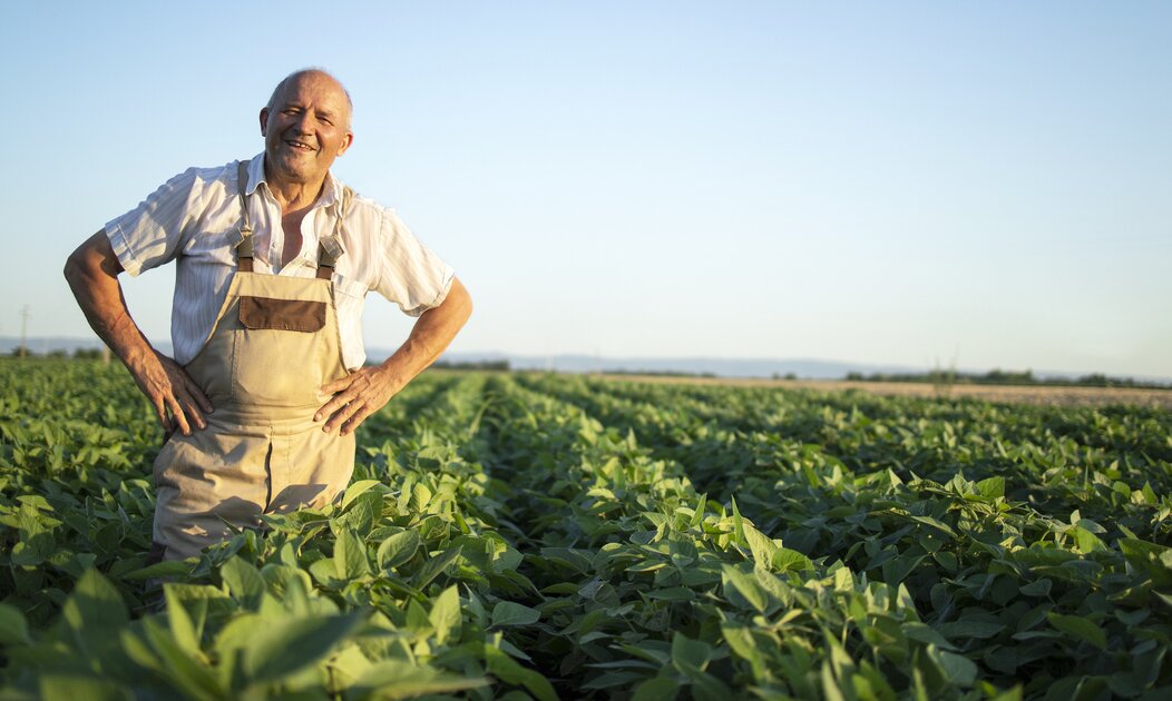 Photo d'un agriculteur dans une champs