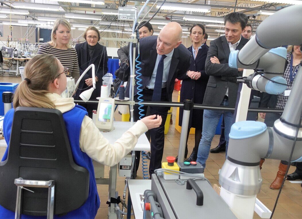 Photo de la visite du ministre de l'Industrie dans les ateliers de Petit Bateau à Troyes