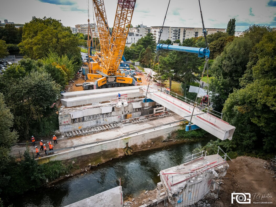 Photo de la déconstruction du pont Charles de Gaulle