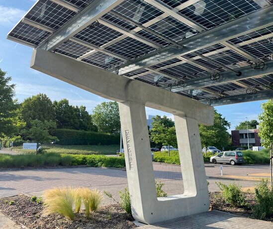 Photo des ombrières photovoltaïques en béton