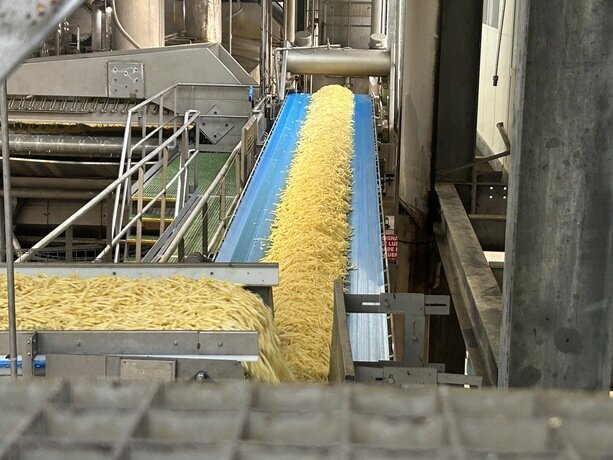 Photo de la production de frites dans l'industrie McCain