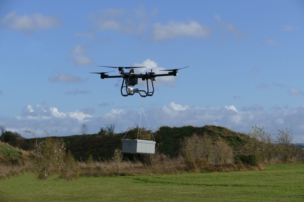 Photo d'un drone portant une charge lourde