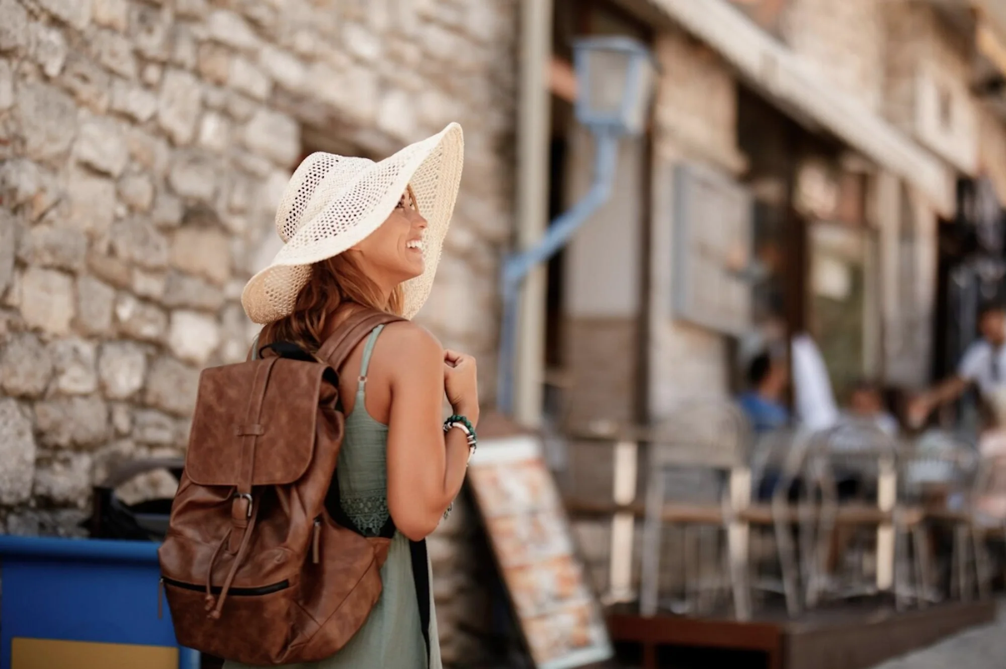 Photo d'une touriste se promenant dans une ville