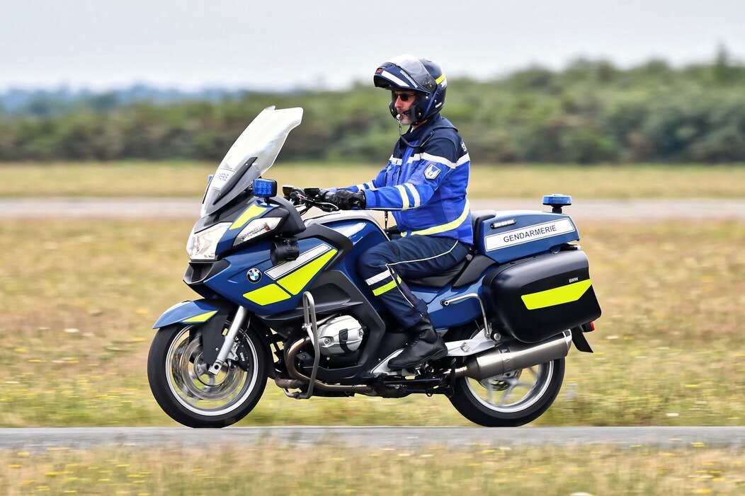 Photo d'un gendarme en moto