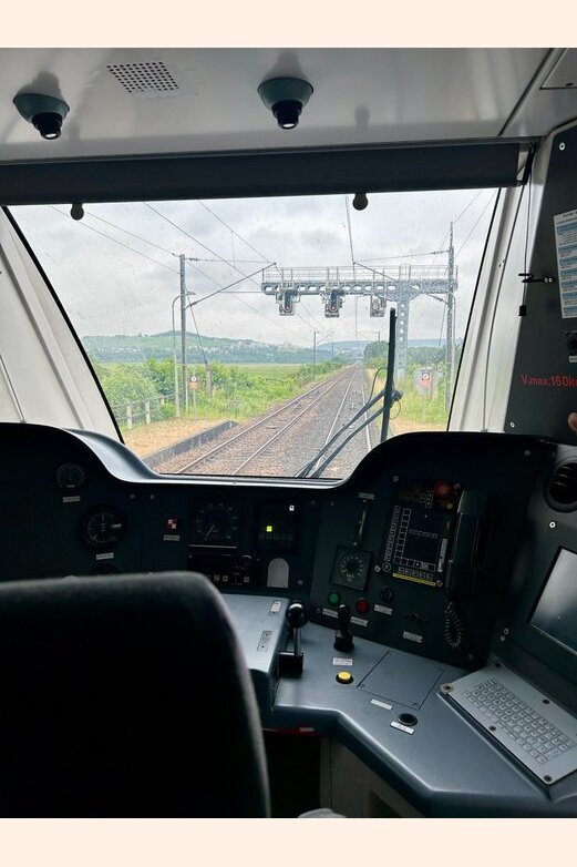 Photo de la cabine du conducteur d'un TER