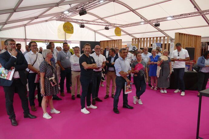 Photo des officiels, partenaires et annonceurs à la sortie de La Marne en Chiffres 2024