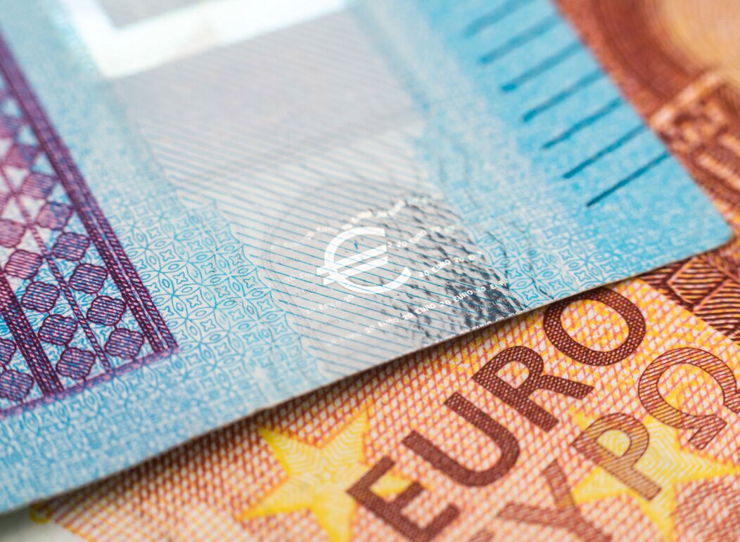 Photo d'un billet de 20 euros et de 10 euros