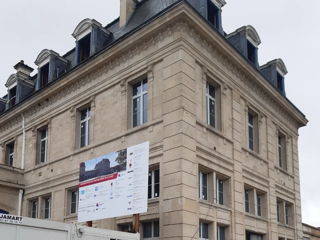 Photo de l'aile droite de la gare
