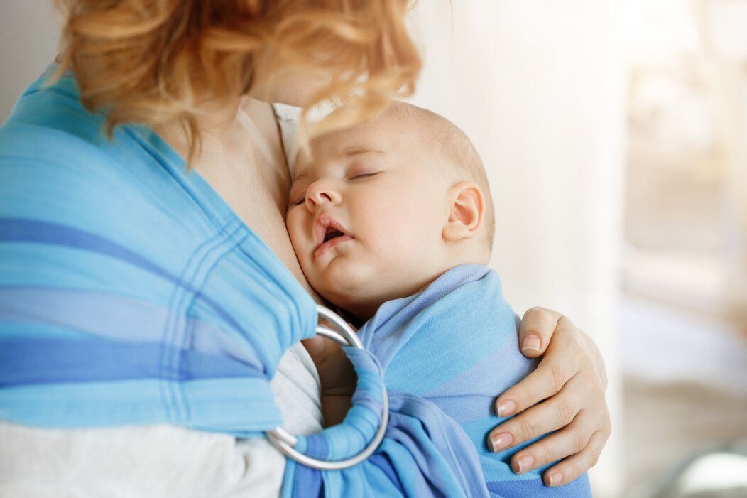 Photo d'une mère portant son enfant