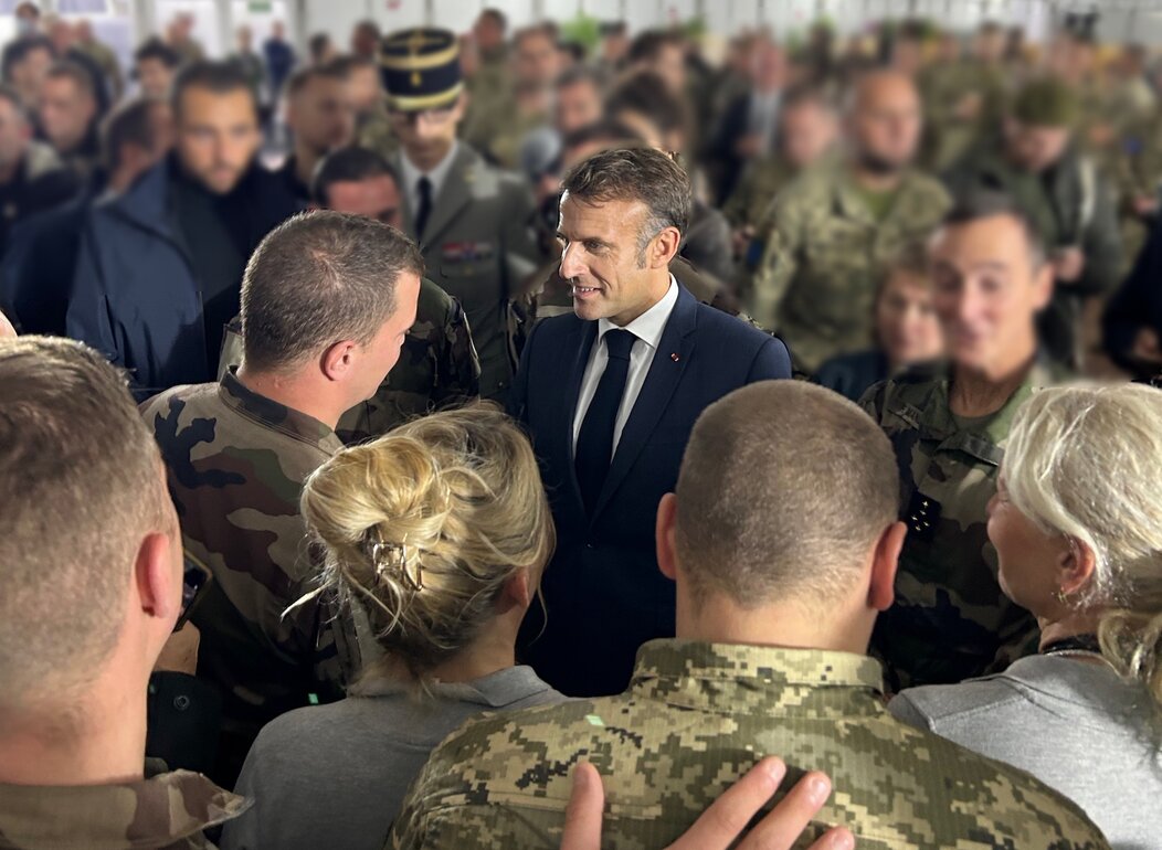 Photo d'Emmanuelle Macron avec les soldats ukrainiens