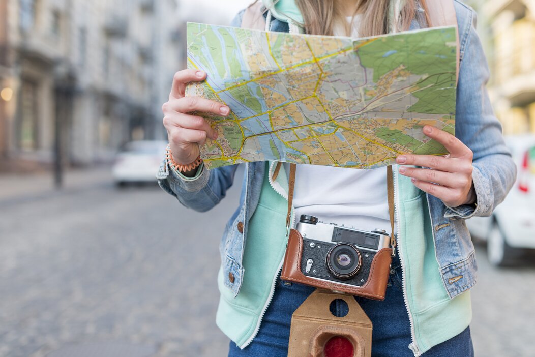 Photo d'une touriste utilisant une carte