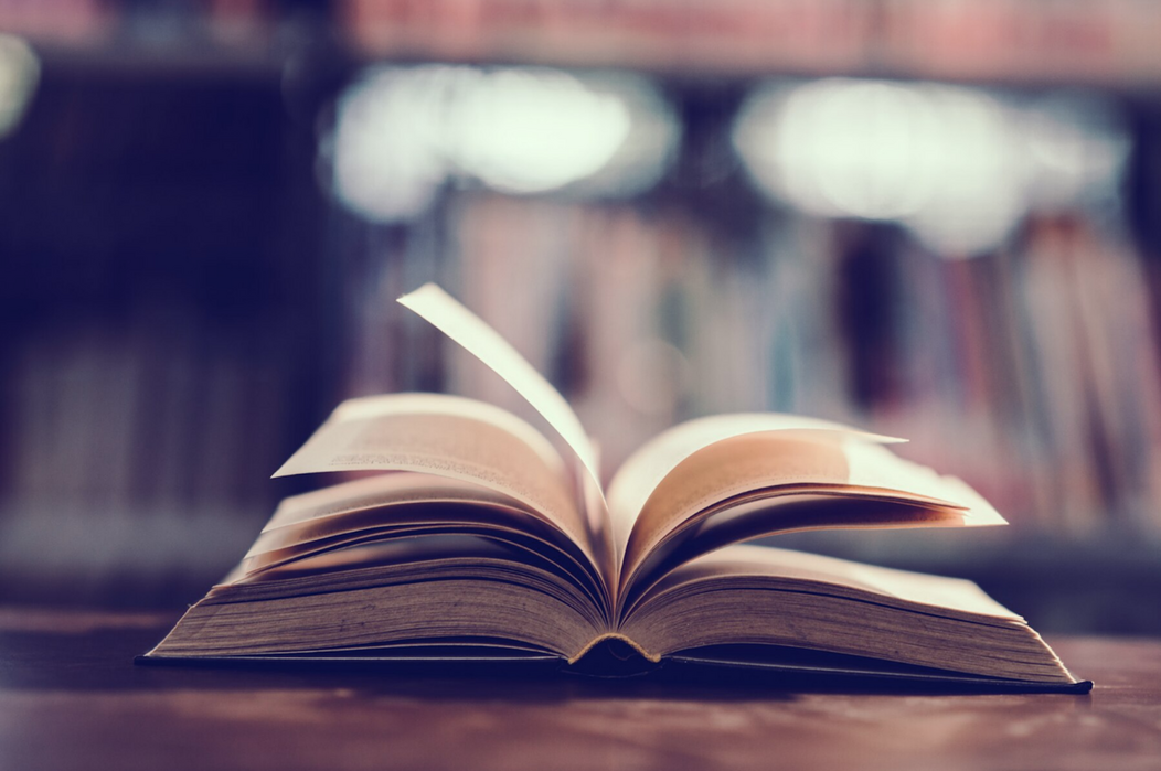 Photo d'un livre devant une bibliothèque