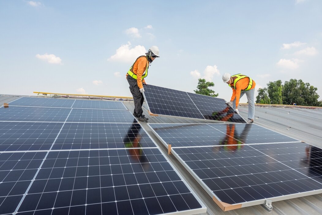 Photo d'installation de panneaux photovoltaïques