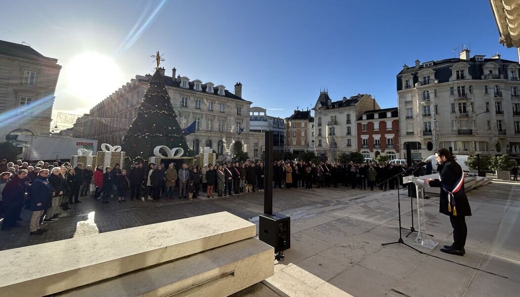 Photo des élus, représentants du monde associatif, journalistes et citoyens de Reims